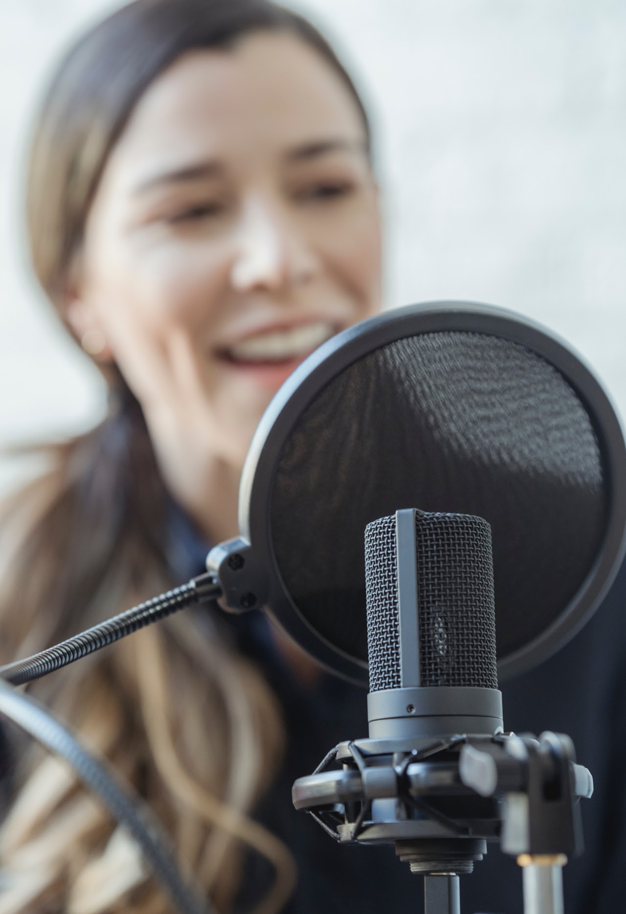 Locutora amb micro i filtre