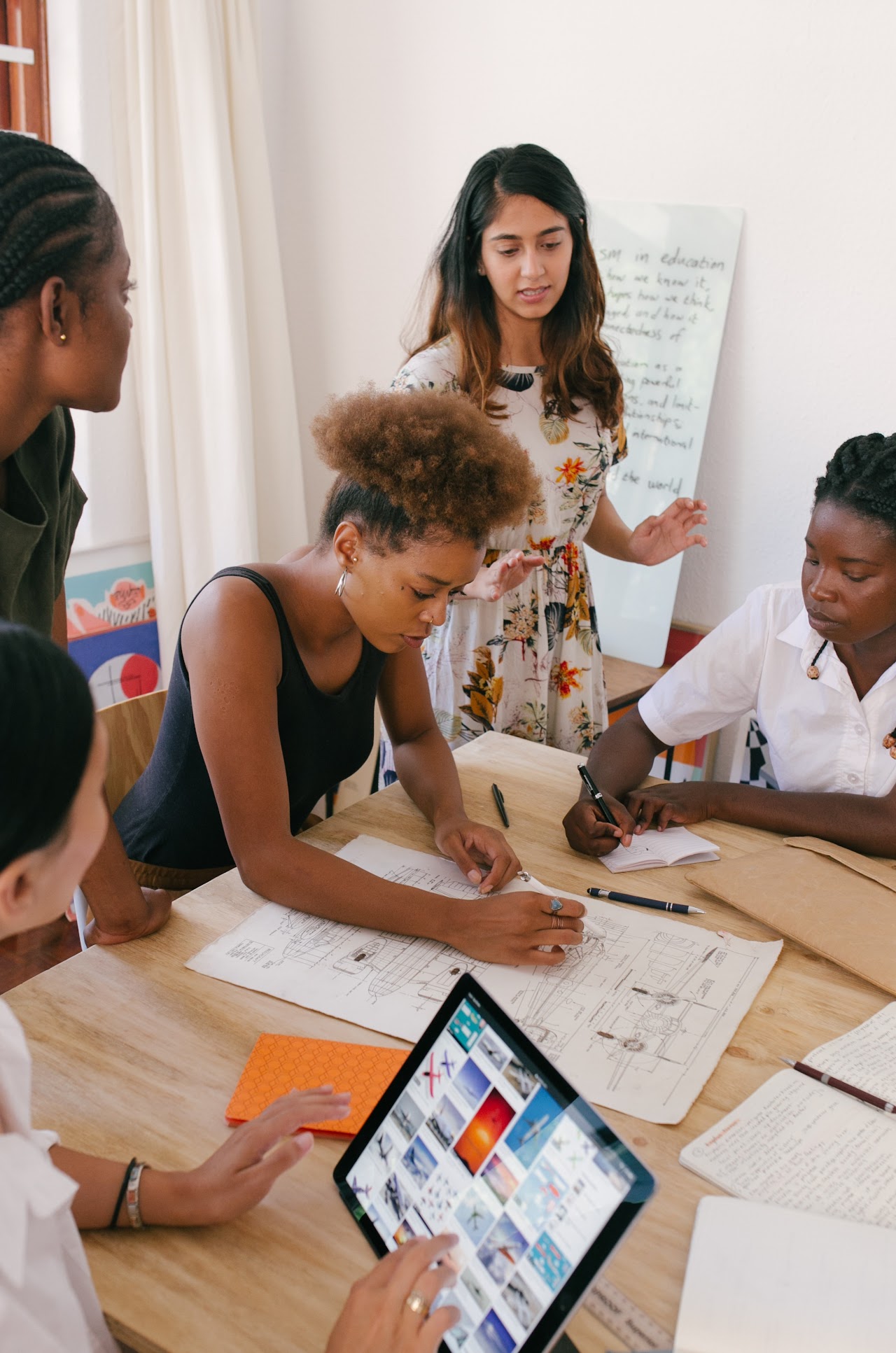 Equip treballant cooperativament