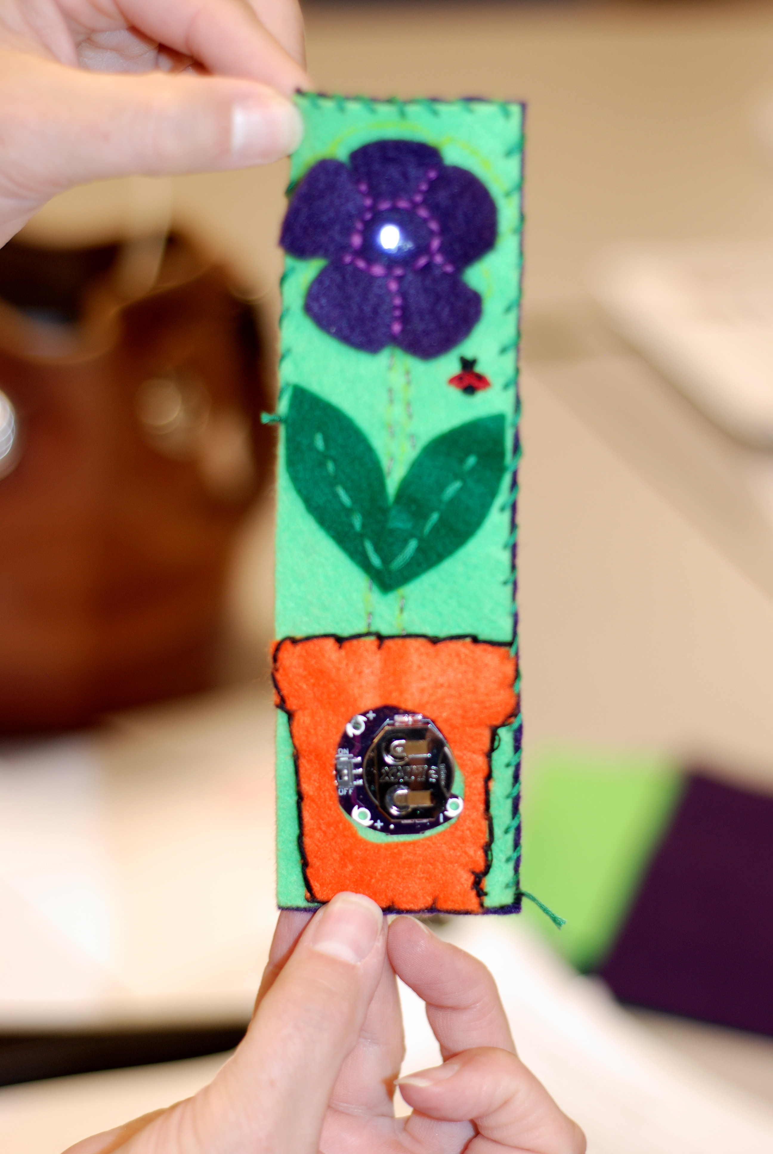 Els tèxtils electrònics són teixits integrats amb components digitals, petits ordinadors i electrònica per crear roba intel·ligent o altres productes.